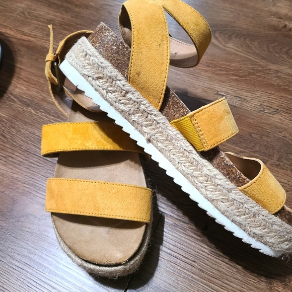 Woman's Sandals - Picture 3 of 4